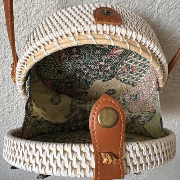 Round Cane Cross Body Shoulder Bag with Shells, Leather Strap & Snap Clo… - Picture 8 of 13